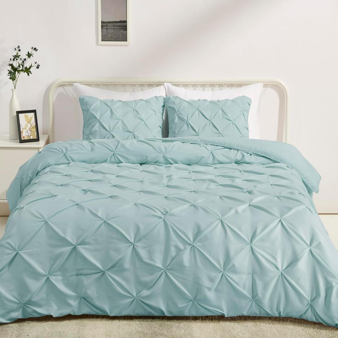 Amazon Basics Lightweight, Soft King Size Comforter Sets, All-Season Down-Alternative 3-Piece Bedding Set, Pinch Pleat Design, Spa Blue