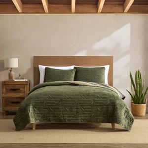 Eddie Bauer - Twin Quilt Set with Matching Sham, Plush Reversible Bedding
Plush Comfort, Lightweight Warmth, Precision Stitching, Rounded Binding, Embossed Details, Machine Washable