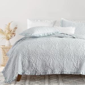 Light Blue Ruffled Quilt King Size, Stone-Washed Microfiber Lightweight Crinkled Farmhouse Rustic Shabby Chic Bedding Set, 3 Pieces Reversible Bedspread Coverlet with Pillow Shams for All Season (King(106"x 96"))