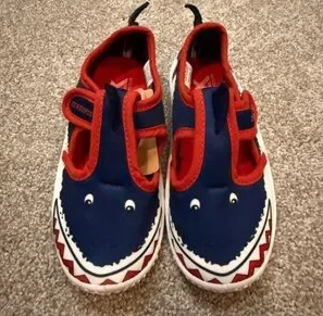 ZeroXposur toddler size Shark water shoes with Velcro strap (Size 10)
