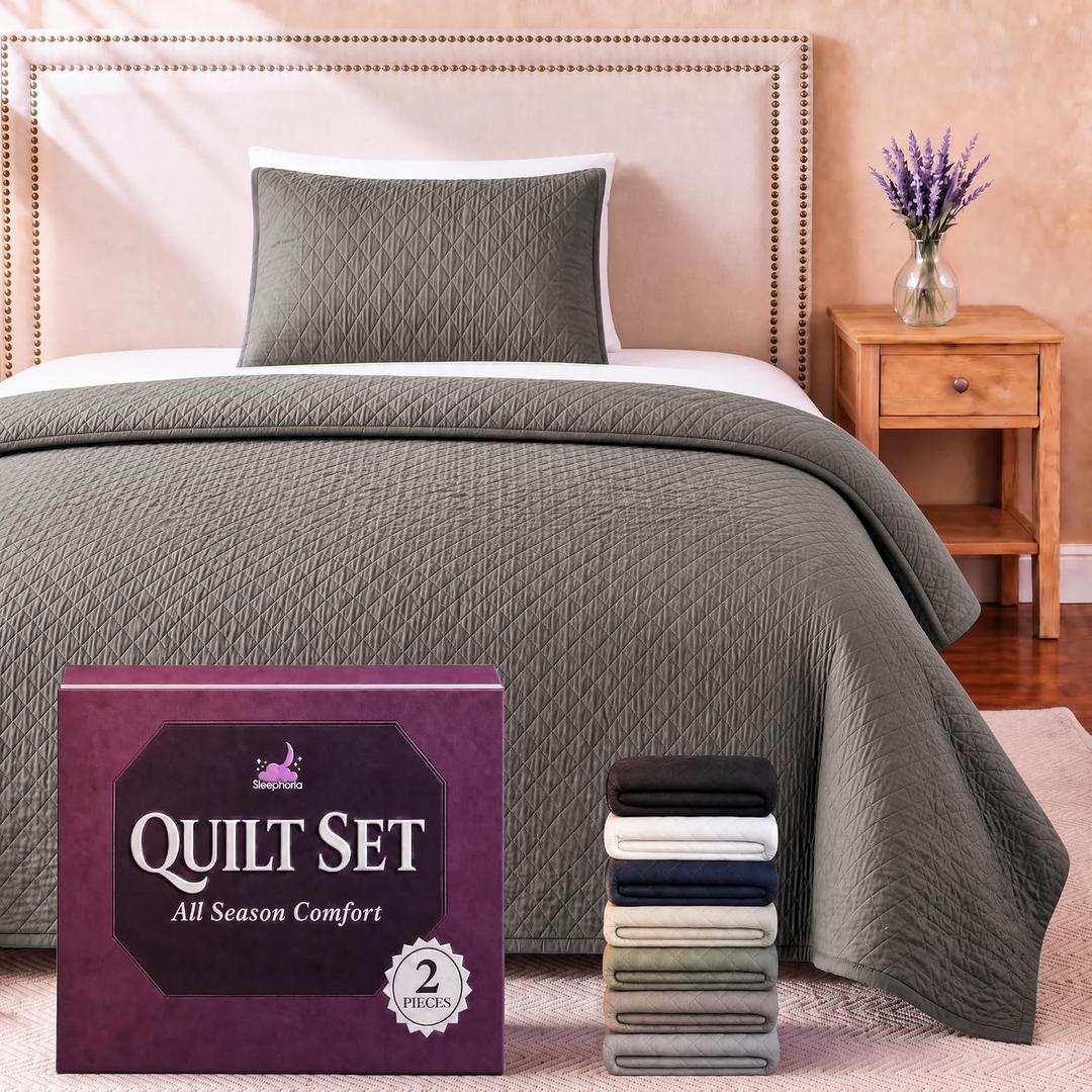 Twin Quilt Bedding Set | Lightweight Summer Bedspread 2 Pc
Bed Quilts & Coverlet Set w 1 Sham | Soft Breathable Down Alternative | Oversized 68 x 86 in, Twin Size | Taupe