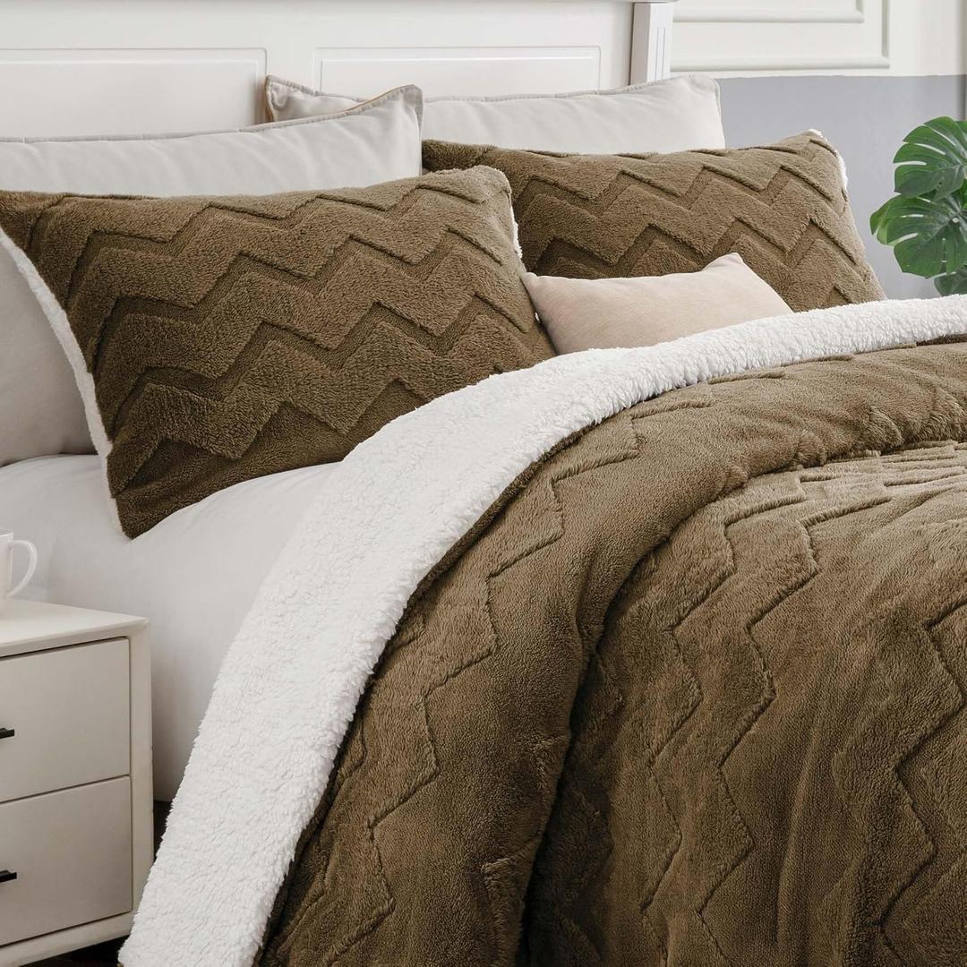 BEDELITE Fluffy Queen Comforter Set - Super Soft Sherpa Brown Comforter for Queen Size Bed, Luxury Warm Bedding Set for Winter, Fuzzy Bed Set 3 Pieces (1 Comforter, 2 Pillowcases)