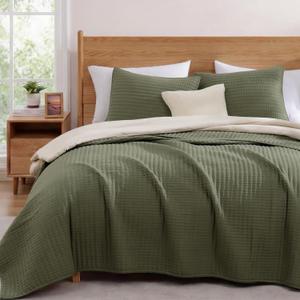 WRENSONGE Oversize Queen Quilt-3 Pieces Lightweight Bedspreads Olive Green Oversize Queen Size Quilt Bedding Set for All Seasons, Soft Summer Coverlet with 2 Pillow Shams Suitable for Bed & Couch, Oversized Queen