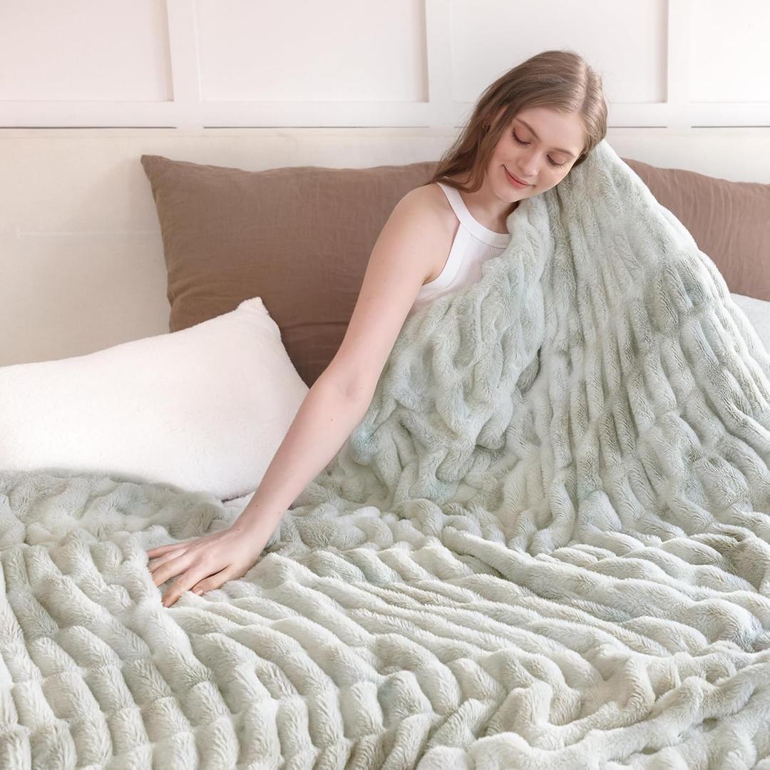 Ultra Soft Faux Rabbit Fur Throw Blanket, Cozy Fuzzy Blanket for Couch Bed, Plush Warm Decor, Luxury Thick Fluffy Blanket for Women, 60x80 inches, Tie-Dyed in White and Gray