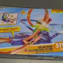 Hot Wheels Toy Car Track Set, Stunt Track Mid-Air Crash with 1:64 Scale Die-Cast Toy Car, Motorized Booster for Non-Stop Stunting & Racing, Large