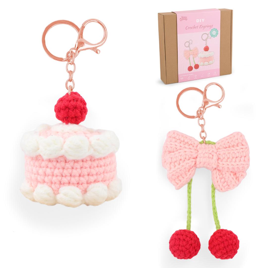HOUSE CREATIVITY Crochet Keychain Kit for Beginners Make 2 Cute Cake & Bow Charms, Amigurumi Crochet Starter Kit with Video Tutorial, Yarn & Keyring, DIY Bag Charm Gift