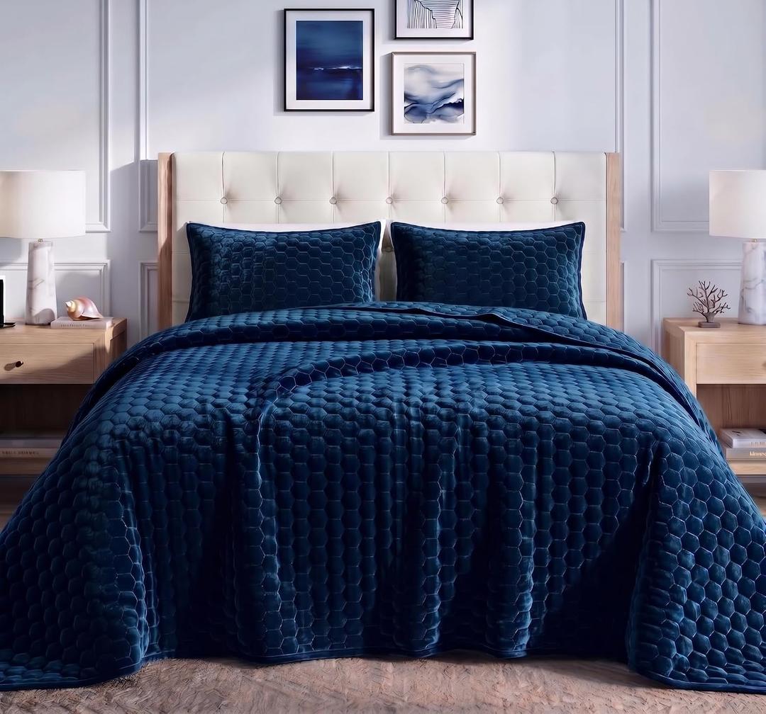 Tribeca Living Velvet King Quilt Set - Three-Piece Honeycomb Stitch Bedding, Super Soft 260GSM Velvet, Oversized Quilt and Two Sham Pillowcases, Navy Blue