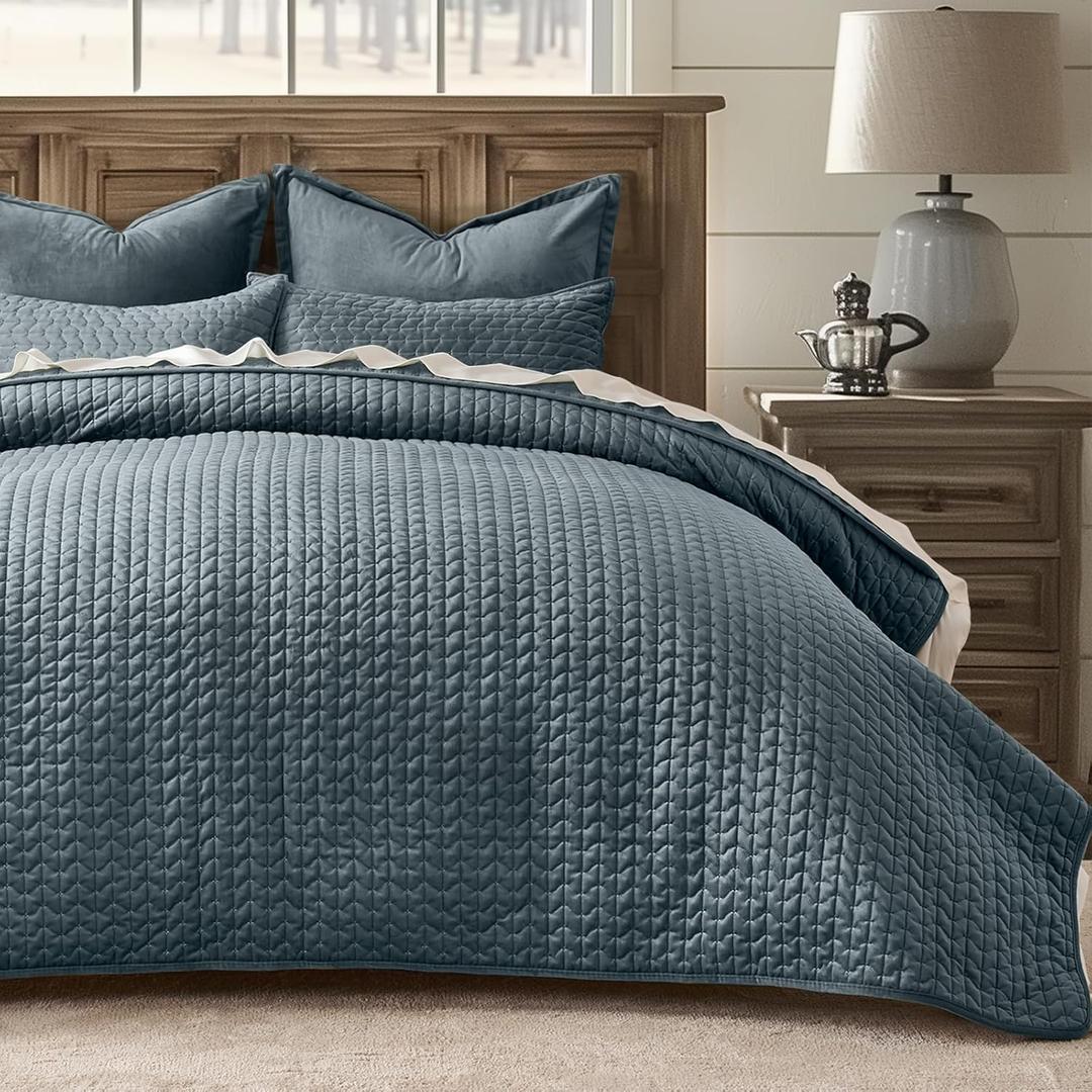 EverGrace Luxury Velvet Quilt Bedding Set Full Queen Size 3 Pieces with Pillow Shams, Soft Cross-Stitch Velvet Comforter Set, Lightweight Coverlet Bedspread for All Seasons, Stormy Blue