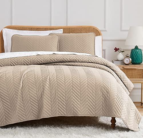 Southshore Fine Living, Inc. Oversized King Quilt Bedding Set with 2 Matching Shams, Coverlet for California/King Bedding, Soft, Lightweight Microfiber Quilt Set, Chevron Stitched, Sand