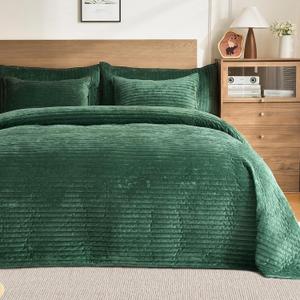 Luxury Velvet Quilt Set Queen Size 3 PiecesSoft Cozy Oversized Striped Velvet Comforter Set with 2 Pillow ShamsLightweight Coverlet Bedspread Bedding Set for All Seasons(Forest Green,90"x96")