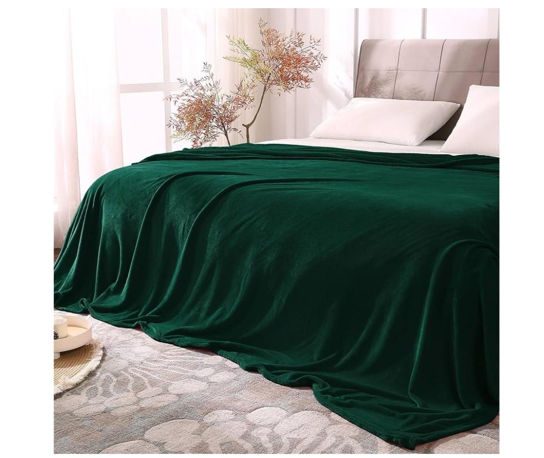 BEDELITE Fleece Blanket King Size Blankets for Bed, Luxury Plush Cozy Fuzzy Blanket 108x90 inches, Super Soft Warm Lightweight Throw Blanket All Seasons Suitable, Forest Green