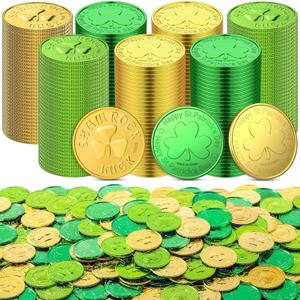Sanwuta 600 Pcs St. Patrick's Day Gold Coins Plastic Gold Green Lucky Coins St. Patrick's Day Decorations 3 Clover Coins Shamrock Leprechaun Coins for Irish Party Table Favors