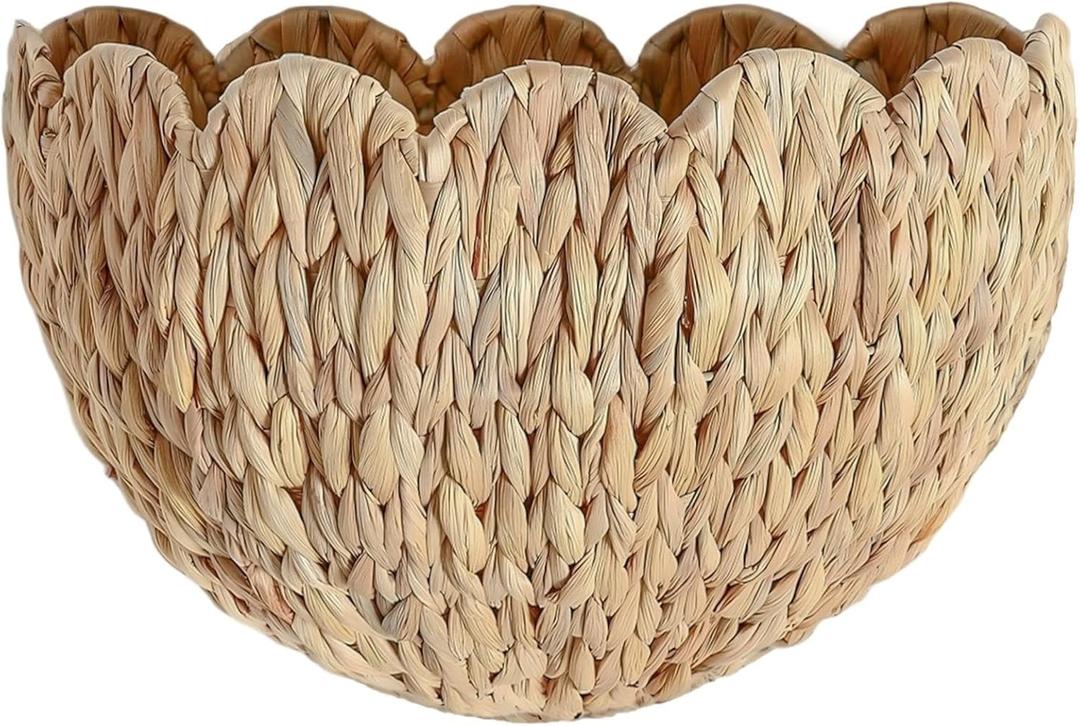 Scalloped Hanging Wicker Baskets for Wall, Scalloped Home Decor, Hanging Woven Rattan Wall Basket for Flowers Front Door Bathroom Storage (Water Hyacinth-1PC)