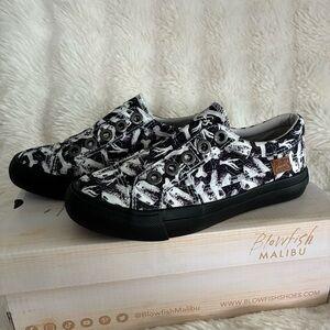 Blowfish Malibu Kids sz 7 Shoes Distressed White and Black Canvas, Size 2 US