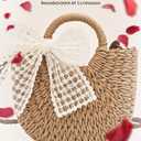 Hand - woven straw tote bags with bow decorations. They have shoulder straps, are convenient and compact, and are stylish small backpacks. They are suitable for vacations, dinners, beaches, camping
