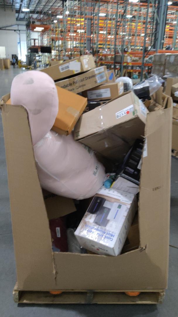 Pallet of salvage items