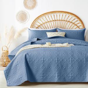 akkialla King/Cal King Quilt Bedding Set for All Seasons,Lightweight Bluish Grey Bedspreads King Size,Modern Style Microfiber Soft Floral Pattern Coverlet Set(1 Quilt,2 Pillow Shams)