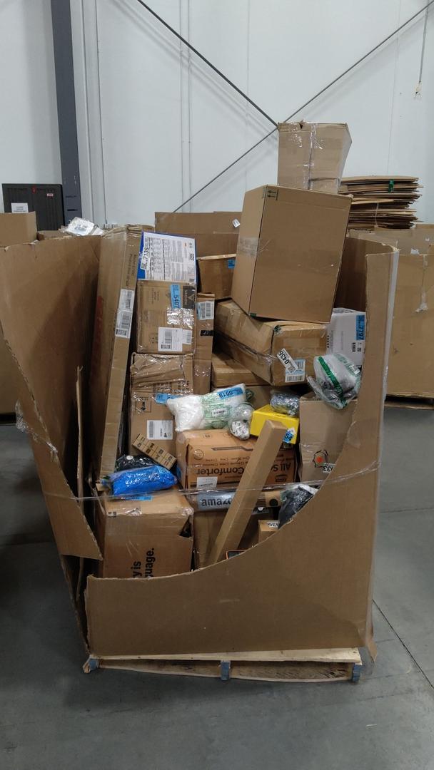 Pallet of Salvage Items Pallet of Salvage Items