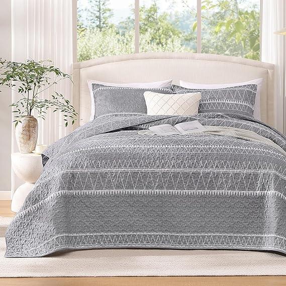 Andency California King Quilt Set (112x104 Inch), 3 Pieces (1 Grey Boho Printed Quilt and 2 Pillowcases), Bohemian Summer Lightweight Reversible Microfiber Bedspread Coverlet Sets
