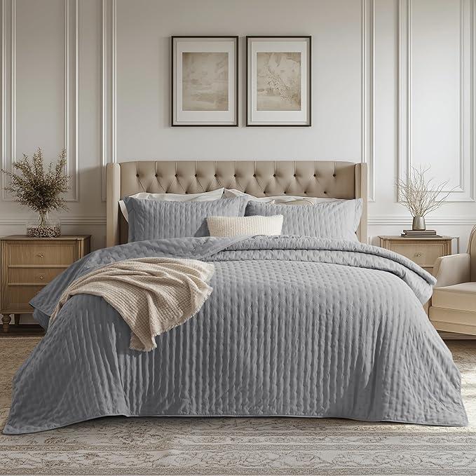 Bedsure King Size Quilt Bedspread, Lightweight Comforter, Grey Coverlet
All-Season Bedding, Soft, Modern Clover Pattern, Stitch-Free Quilt-Tech, Pet-Friendly, Machine Washable, 106x96in, 3 Pcs