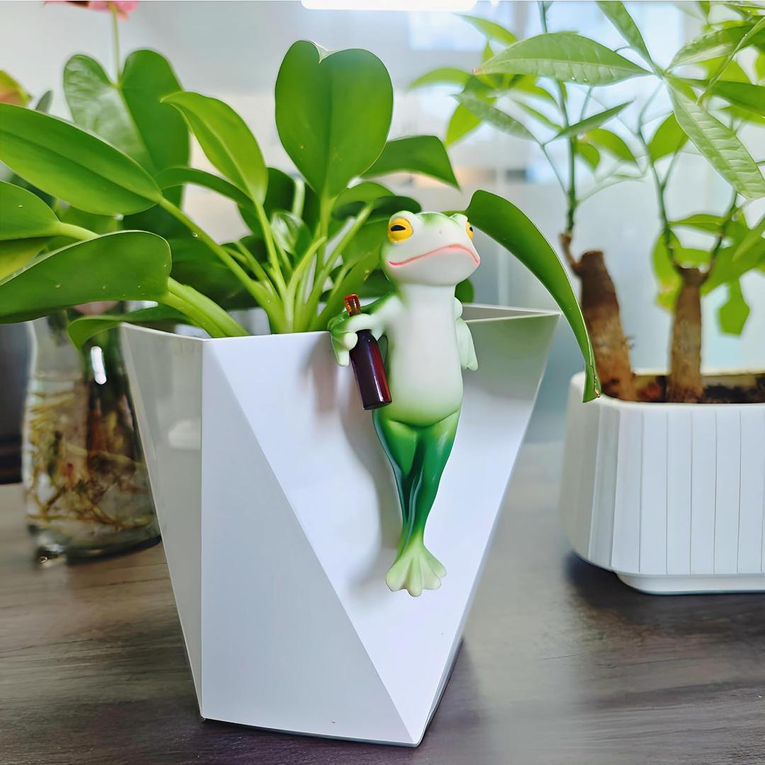 Tipsy Frog Pot Hugger, Frog Garden Decor Outdoor Statue, Resin Frog Figurines for Plant Decorations, Miniature Garden Frogs Gift for Nature Lovers (Brown)