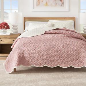 Great Bay Home Twin/Twin XL 100% Cotton Scallopeded Quilt Set with Shams - Reversible Pink Floral - Lightweight, Breathable, All-Season Bedding - 2-Piece Twin Bed Set (Spring Petals Peach)